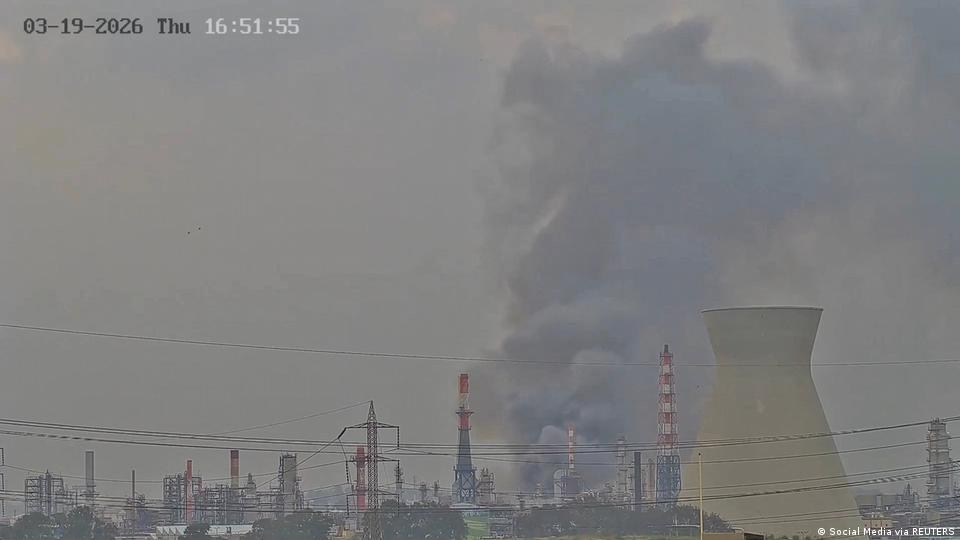Imágenes de cámaras de seguridad muestran humo saliendo de la refinería de Haifa, en Israel, tras el primer ataque, el 19 de marzo de 2026.