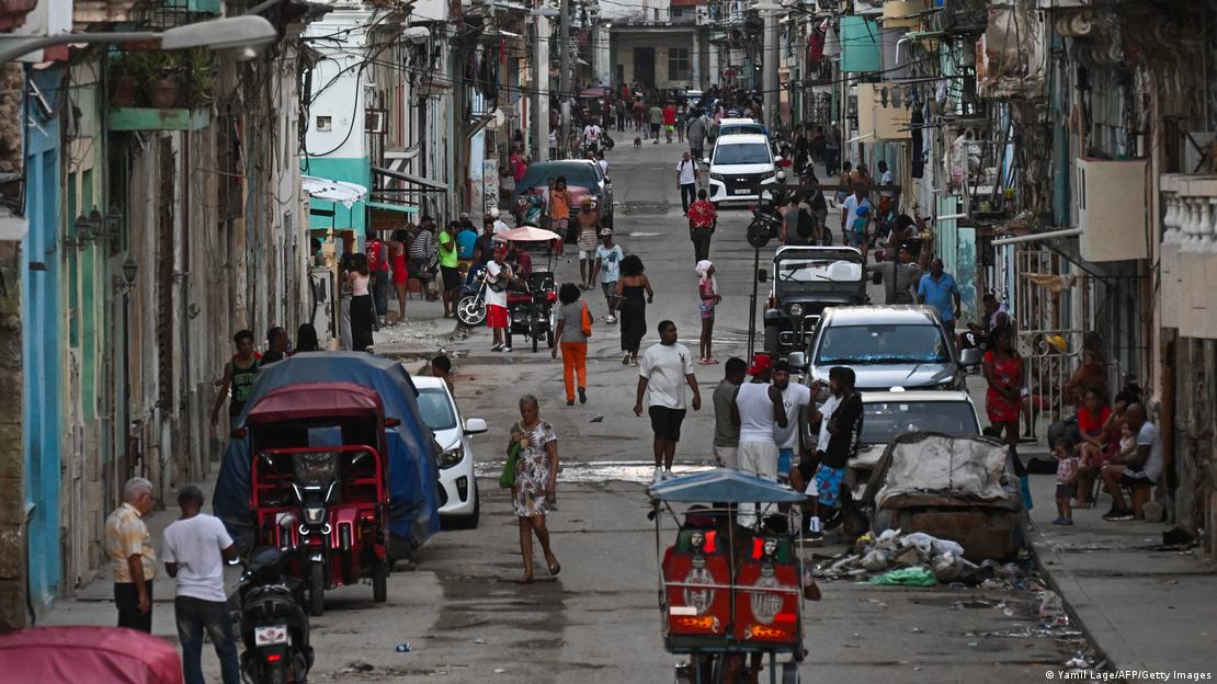 Havana'nın bir caddesinde insanlar ve araçlar görülüyor