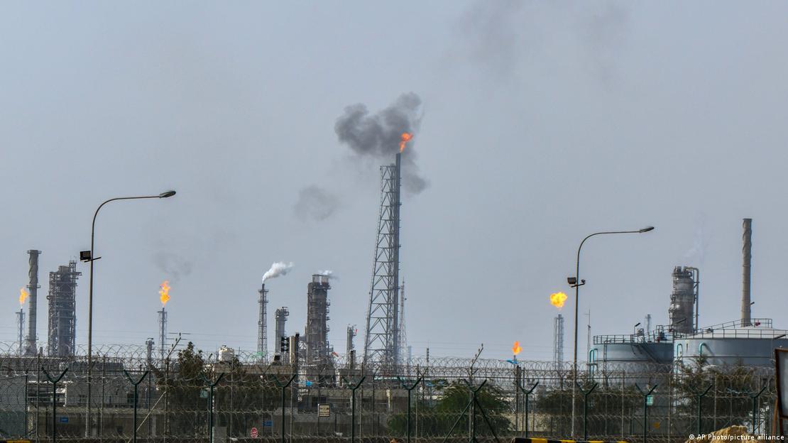 Kuveyt'teki Mina al-Ahmadi petrol rafinerisinin genel g&ouml;r&uuml;nt&uuml;s&uuml;
