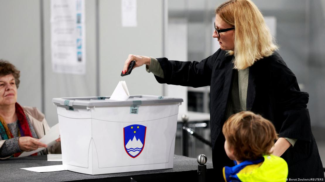 Μια γυναίκα ρίχνει το ψηφοδέλτιο στην κάλπη στη Σλοβενία Μια γυναίκα ρίχνει το ψηφοδέλτιο στην κάλπη στη Σλοβενία
