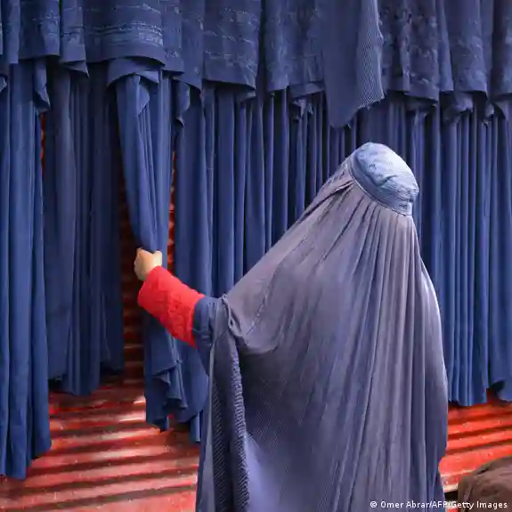 نیمی از زنان افغان حداکثر دو بار در ماه خانه را ترک میکنند