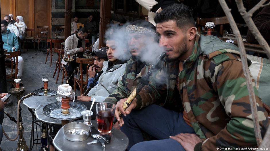 I pušenje, uključijući i narigiel su zabranjene u zatovrenom prostoru.