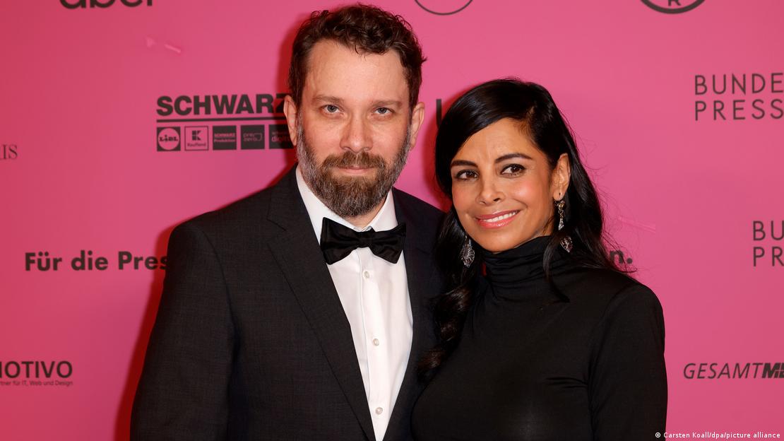 Oyuncu Collien Fernandes 2024 yılında eski eşi Christian Ulmen ile kameralara poz verirken