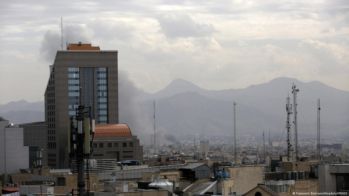 Iran Teheran 2026 | Im Häusermeer von Teheran ist eine Rauchsäule infolge von Luftangriffen zu sehen (21.03.2026)