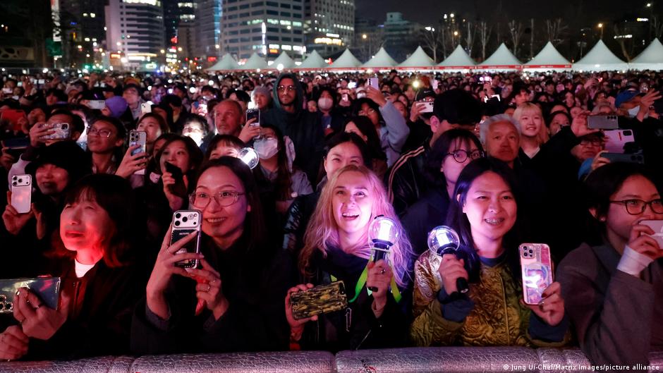 K-pop fans welcome BTS return at Seoul concert