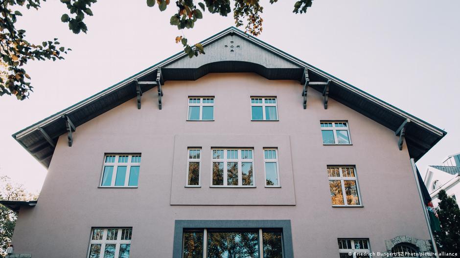 یک عضو طالبان عملاً ریاست سفارت افغانستان در برلین را بر عهده گرفته است