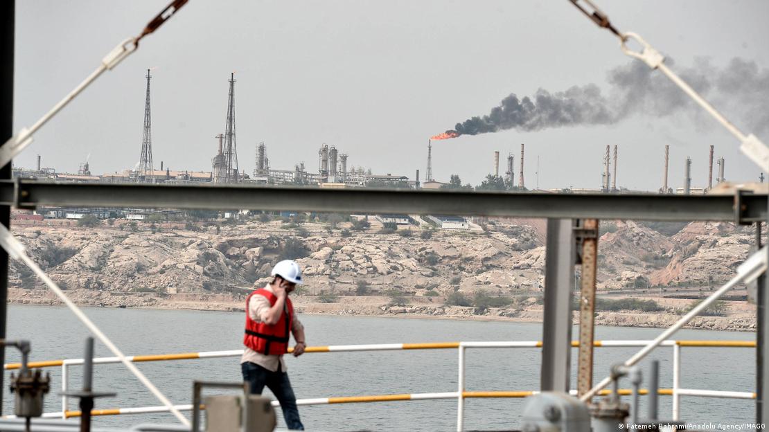  چارگ جزیر آئل ٹرمینل دنیا کا سب سے بڑا اوپن آئل ٹرمینل ہے، جس کے ذریعے ایران کی خام تیل کی 95 فیصد برآمدات ہوتی ہیں۔ 