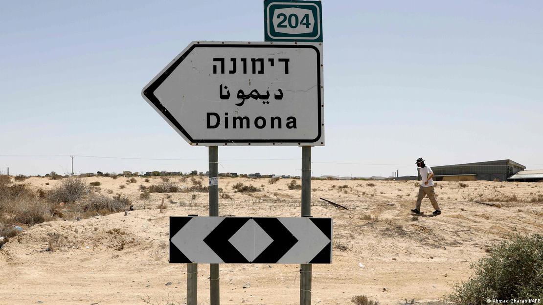 Una señal de tráfico que indica la dirección hacia la ciudad de Dimona, cerca de la central nuclear situada en el desierto del Negev, al sur de Israel.