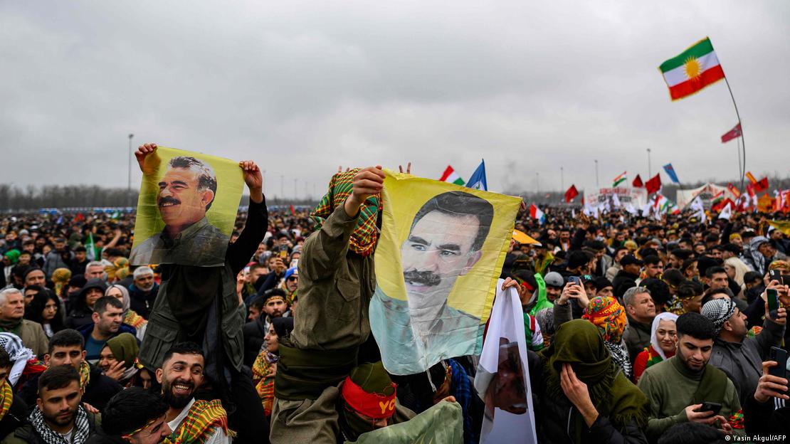 Yasa teklifi Abdullah Öcalan'a tahliye yolunu açmıyor. Bir gösteride Öcalan posteri açılmış. Yasa teklifi Abdullah Öcalan'a tahliye yolunu açmıyor. Bir gösteride Öcalan posteri açılmış.