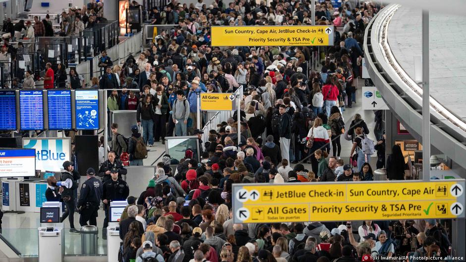 US: Trump orders ICE agents to airports amid budget standoff