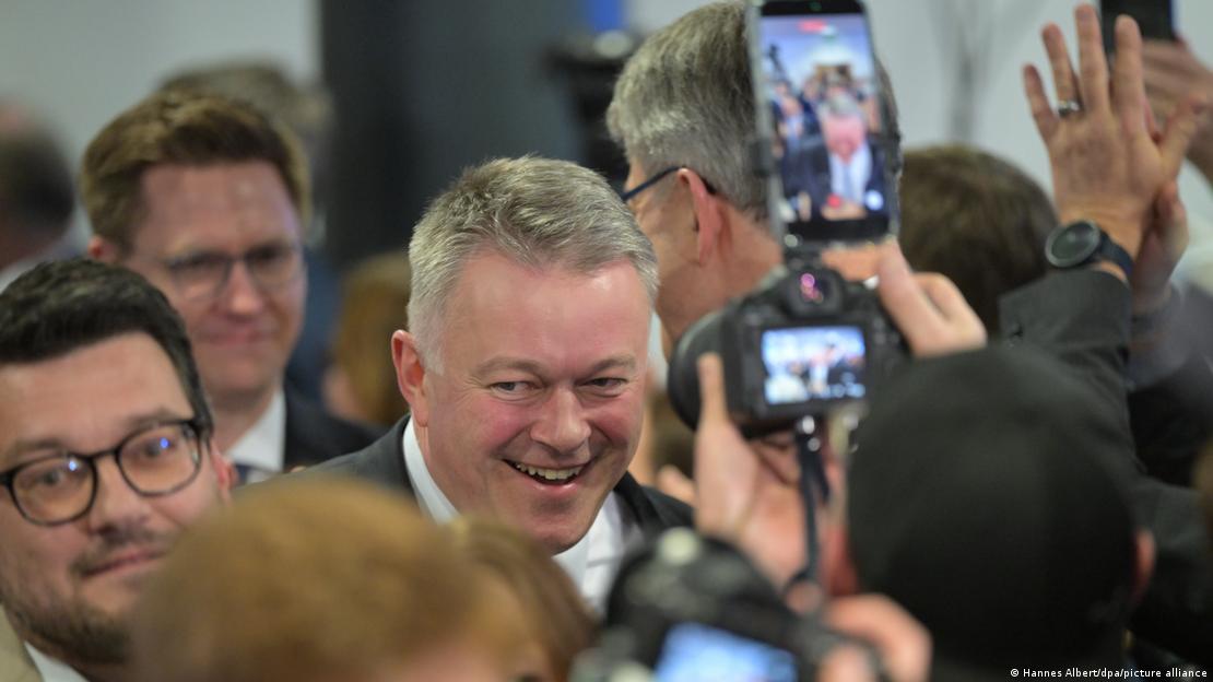 Gordon Schnieder duke qeshur tek festa e CDU pas zgjedhjeve