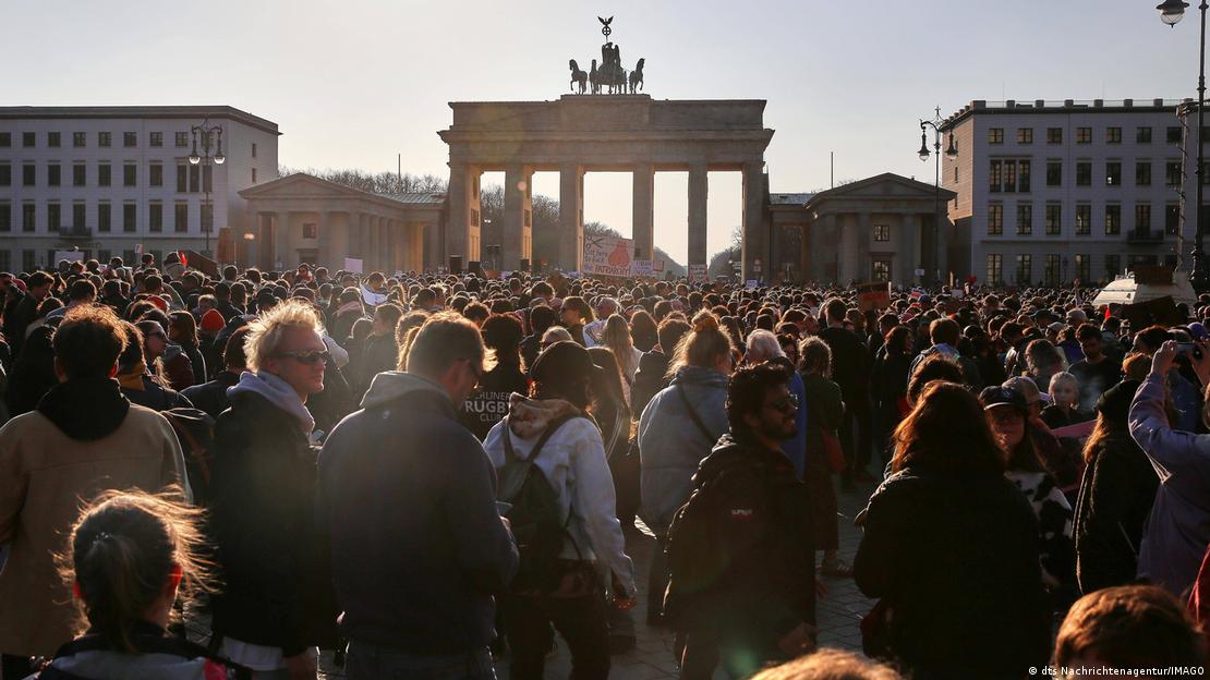 Berlin'de Brandenburg Kapısı önündeki meydanı dolduran göstericiler kadına karşı dijital şiddeti protesto ediyor