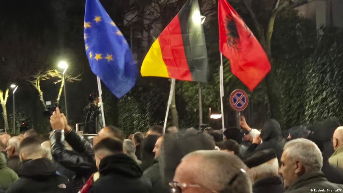 Protestues me flamuj të Bashkimit Evropian dhe Gjermanisë