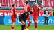 Montrell Culbreath von Bayer 04 Leverkusen stütz sich enttäuscht auf seine Knie, während die Heidenheimer Spieler jubeln Montrell Culbreath von Bayer 04 Leverkusen stütz sich enttäuscht auf seine Knie, während die Heidenheimer Spieler jubeln