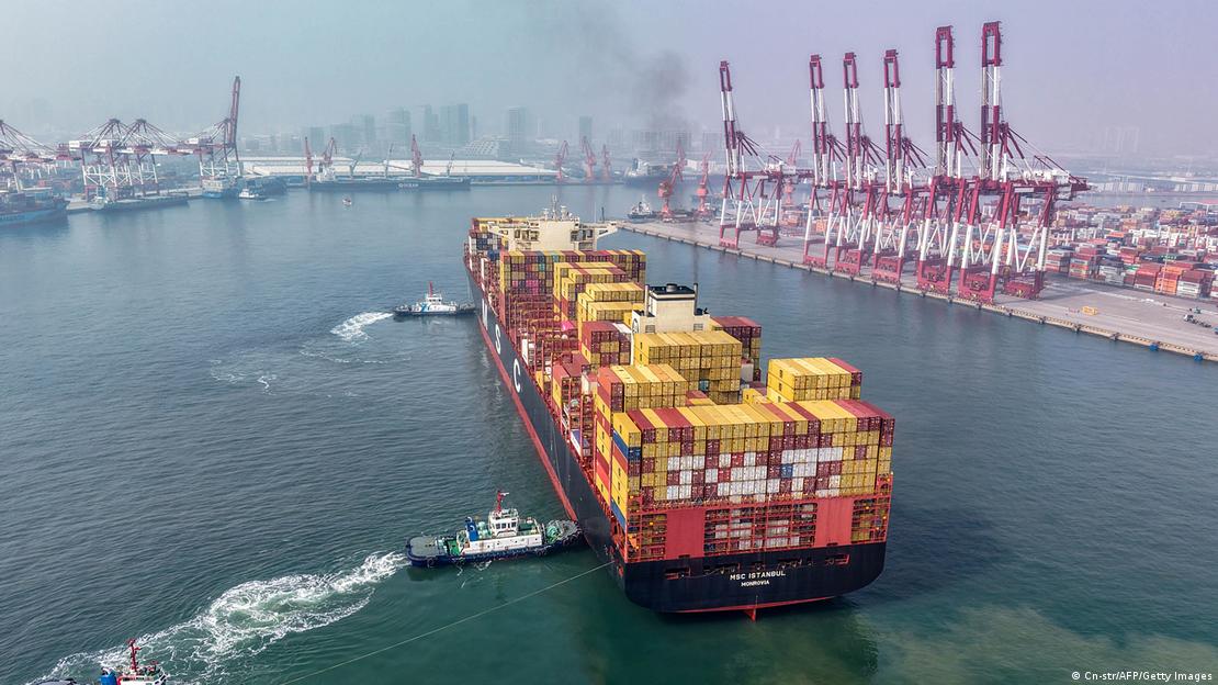 Imazh simbolik: ekonomi, tregti, lufta e Iranit, naftë | Kinë, Qingdao 2026 | Anije kontejnerësh në terminalin e kontejnerëve në portin e Qingdaos