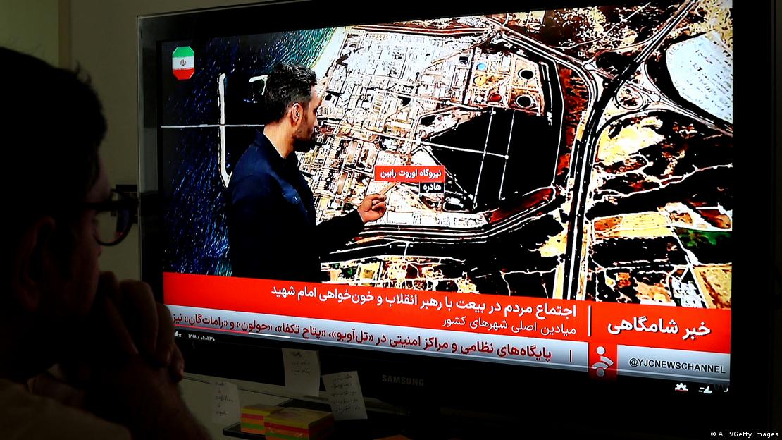 Një iranian duket ndjekur lajmet