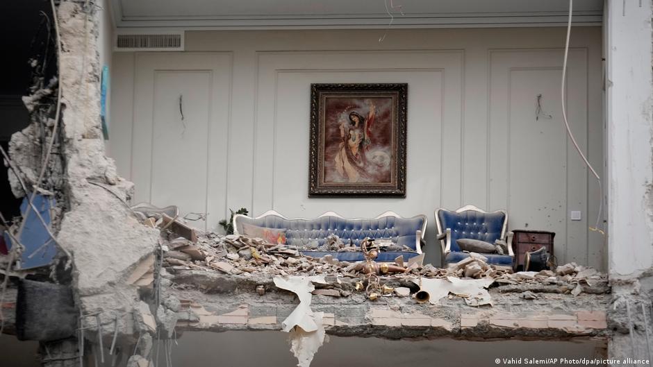 Uništena stambena zgrada nakon američkog vazdušnog napada na Teheran