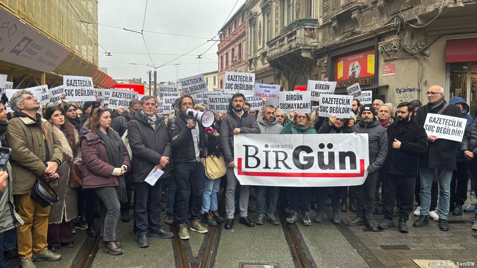 Gazeteci İsmail Arı da 