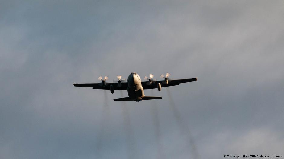 कोलंबिया सैन्य विमान सैनिकों को ले जाते समय दुर्घटनाग्रस्त हो गया