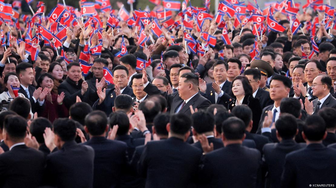 ملکی پارلیمان کے اجلاس کی مناسبت سے منعقدہ ایک تقریب میں کم جونگ ان اور دیگر شرکاء