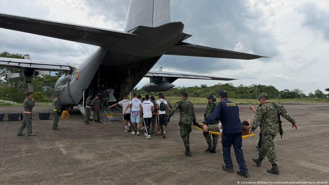 Sobrevivientes del mortal accidente aéreo ocurrido en Puerto Leguízamo, en el departamento de Putumayo, son transferidos a un avión de la Fuerza Aérea Colombiana para su traslado a los hospitales. (23.03.2026)