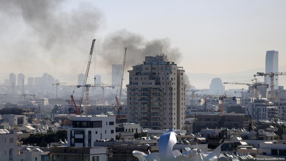 اسرائیل میں تل ابیب پر ایرانی راکٹ حملوں کے بعد فضا میں اٹھتا ہوا دھواں