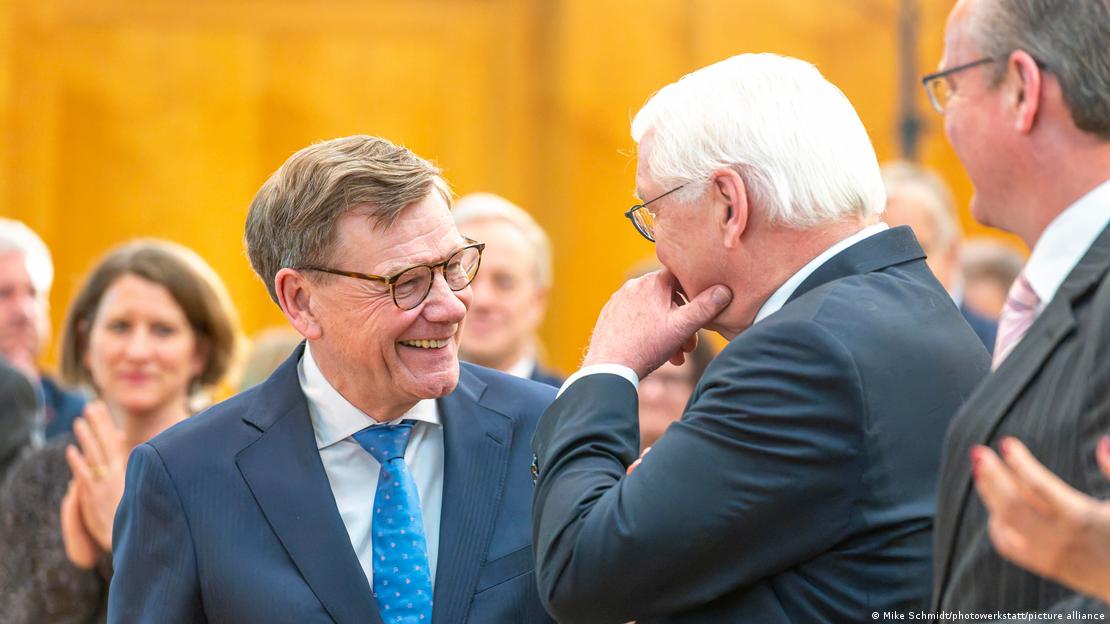 Almanya Dışişleri Bakanı Johann Wadephul ile Cumhurbaşkanı Frank-Walter Steinmeier, birbirlerine gülümseyerek bakıyor, etrafta kalabalık insan grubu