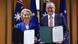 Ursula von der Leyen und Anthony Albanese präsentieren die unterschriebenen Urkunden des Freihandelsabkommen zwischen der EU und Australien am 24. März 2026 in Canberra in die Kameras Ursula von der Leyen und Anthony Albanese präsentieren die unterschriebenen Urkunden des Freihandelsabkommen zwischen der EU und Australien am 24. März 2026 in Canberra in die Kameras