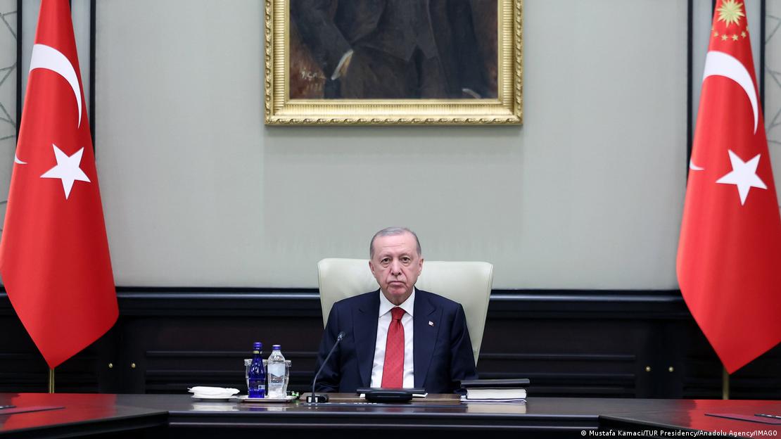 ترک صدر ایردوآن (تصویر) اور ان کی قیادت میں ترکی بھی ایران جنگ کے خاتمے کے لیے کوشاں ہیں