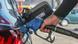 Abastecimento de um carro em um posto da Esso em Freudenberg