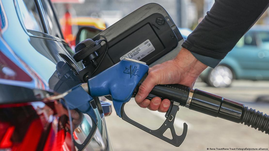 Abastecimento de um carro em um posto da Esso em Freudenberg Abastecimento de um carro em um posto da Esso em Freudenberg