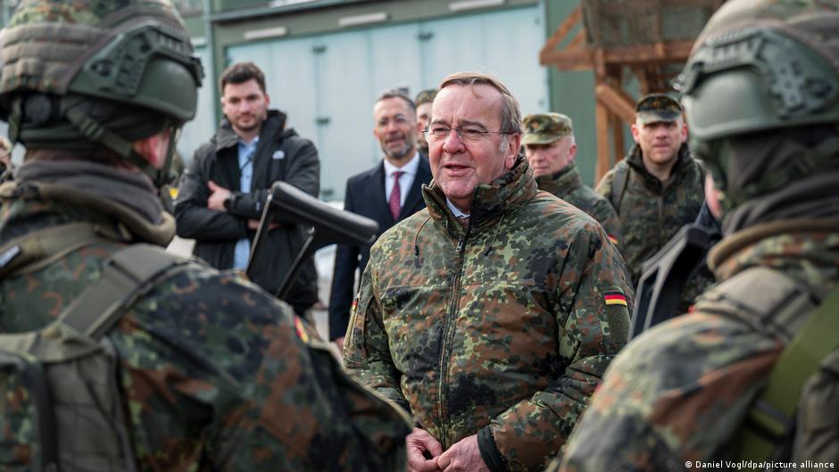Minister obrony wyjaśnia: można wyjechać bez zgody Bundeswehry