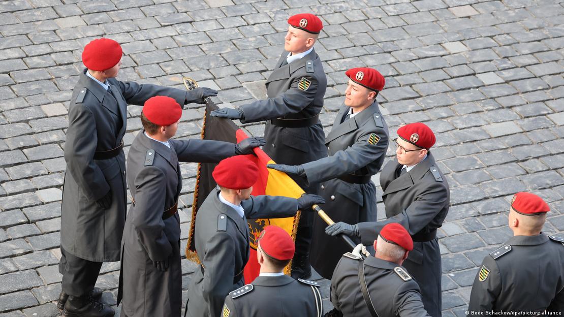 Alman bayrağının üstüne elini koyarak yemin eden askerler