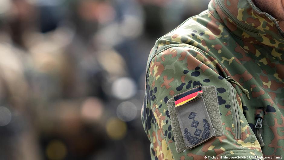 Німецьким чоловікам призовного віку не потрібно брати дозвіл на виїзд за кордон, поки військова служба в ФРН залишається добровільною, повідомили  у міністерстві оборони ФРН.

Це буде закріплено уточнюючою нормою.