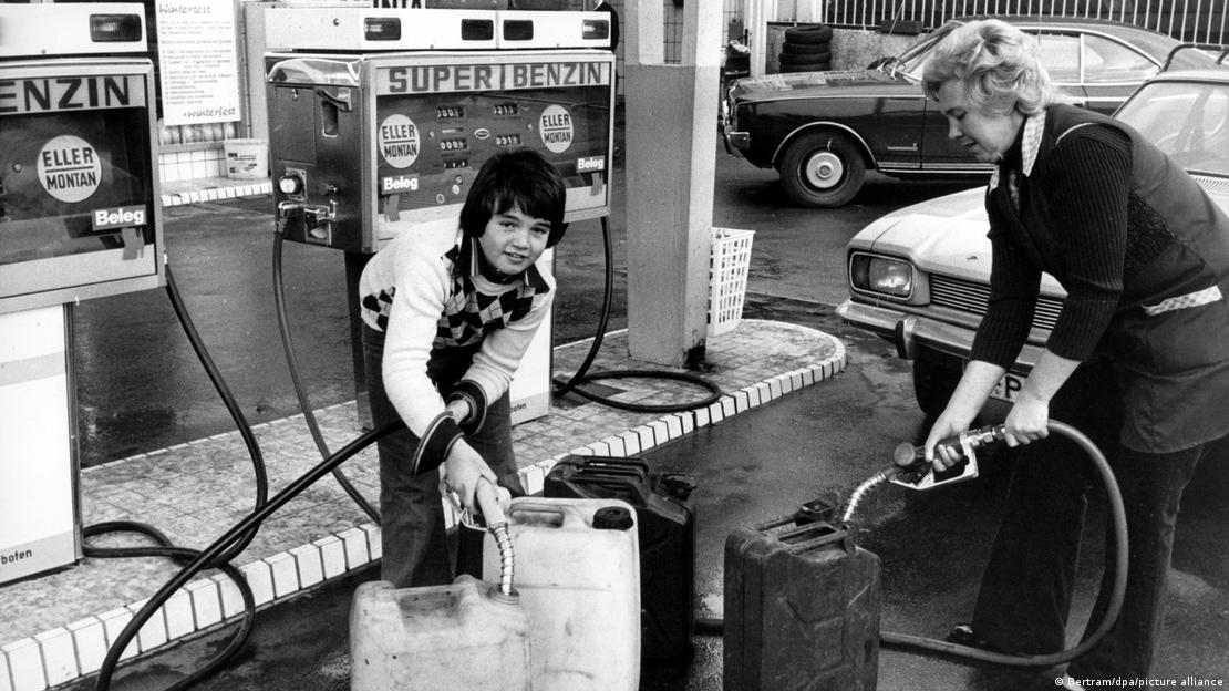 Deutschland 1973 | Ölkrise 1970er Jahre | Ansturm auf Benzin: Frau und Junge füllen Kanister an Tankstelle