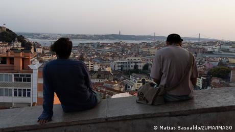 Brasileiras lutam por residência dos filhos em Portugal