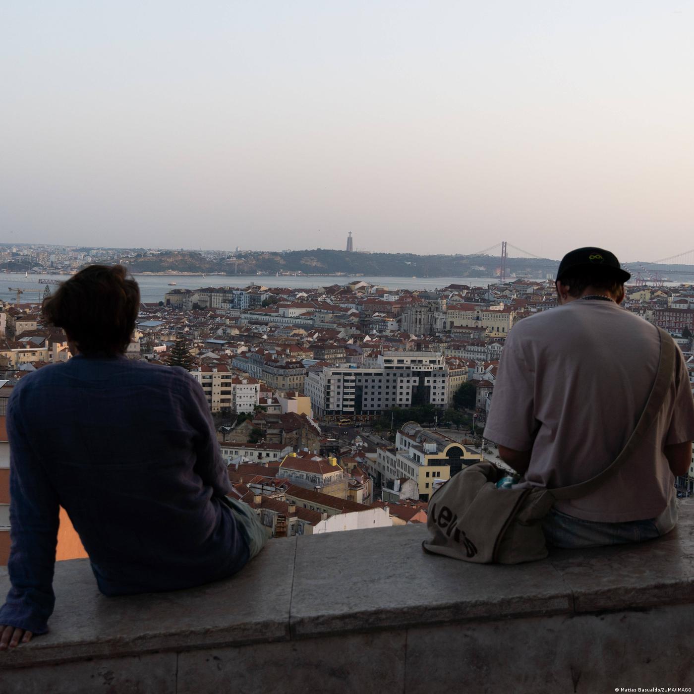 Brasileiras lutam por residência dos filhos em Portugal Brasileiras lutam por residência dos filhos em Portugal