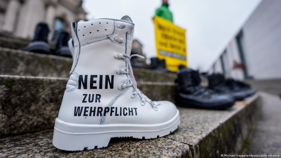 Wyjazd za granicę za zgodą Bundeswehry. Opozycja i prasa krytykują nowe prawo