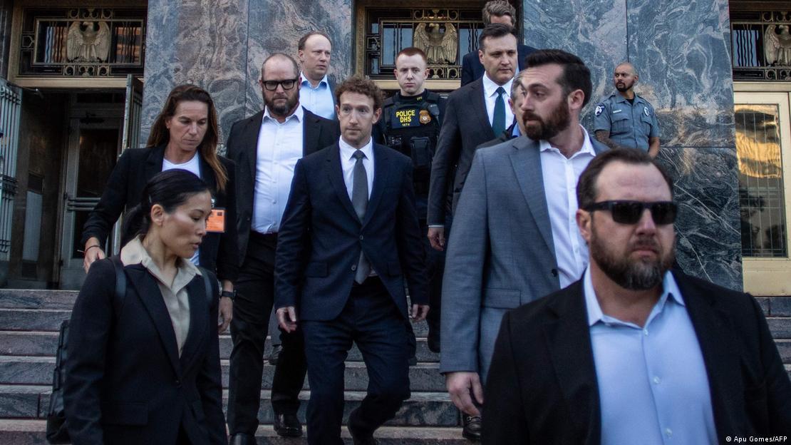 Meta CEO'su Mark Zuckerberg, Los Angeles'ta sosyal medya şirketlerine ilişkin bir dava kapsamında ifade verdikten sonra mahkeme binasından korumalar eşliğinde ayrılıyor.