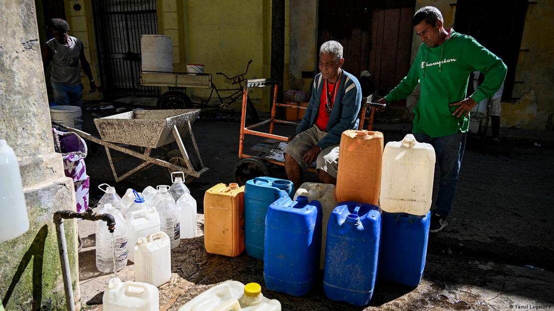 Kuba Havanna 2026 | Menschen stehen für Wasser an während des Stromausfalls Kuba Havanna 2026 | Menschen stehen für Wasser an während des Stromausfalls