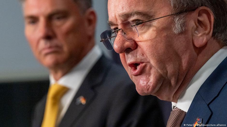 Nemački ministar odbrane Boris Pistorijus u Kanberi 26. marta - u pozadini je njegov kolega i domaćin, Ričard Marles