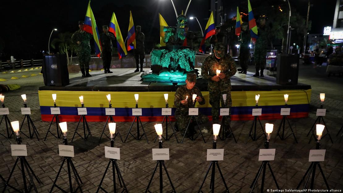 Soldados encienden velas con los nombres de las víctimas del accidente del avión militar durante una vigilia en Cali. Soldados encienden velas con los nombres de las víctimas del accidente del avión militar durante una vigilia en Cali.