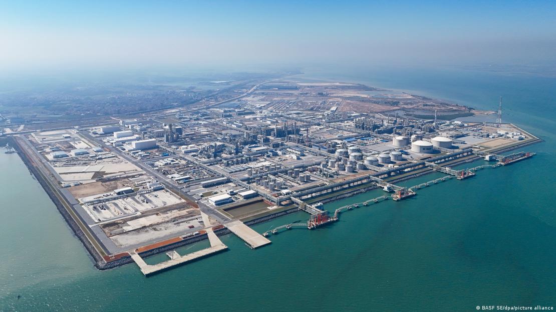 Luftaufnahme der BASF-Chemiefabrik mit Gebäuden und Tanks auf einer künstlichen Insel bei Zhanjiang, China