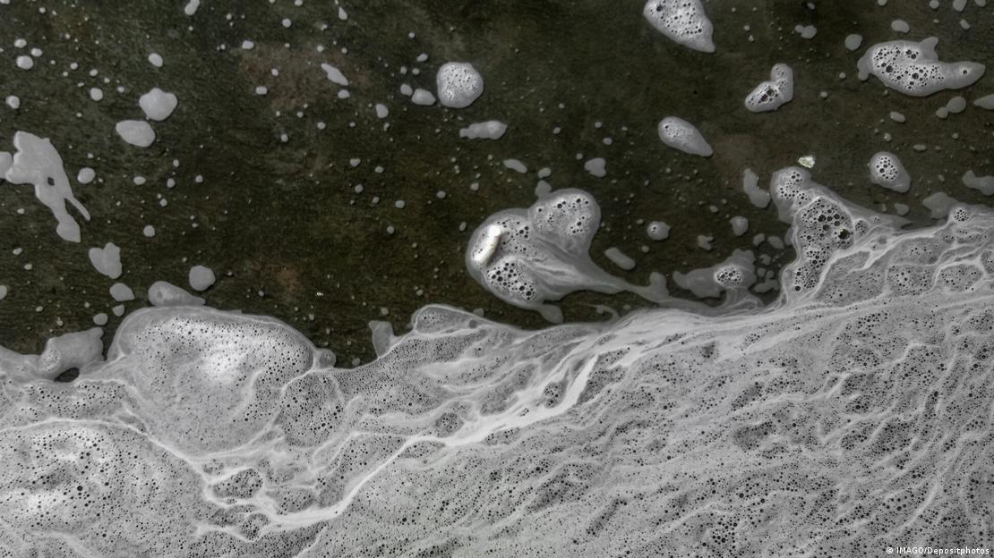 Los detergentes del lavado doméstico persisten en ríos, lagos y océanos incluso tras pasar por plantas de tratamiento.