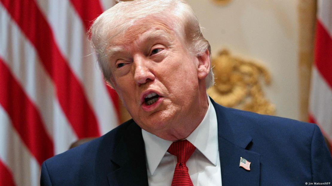 ABD Başkanı Donald Trump Amerikan bayrağı önünde açıklama yaparken.