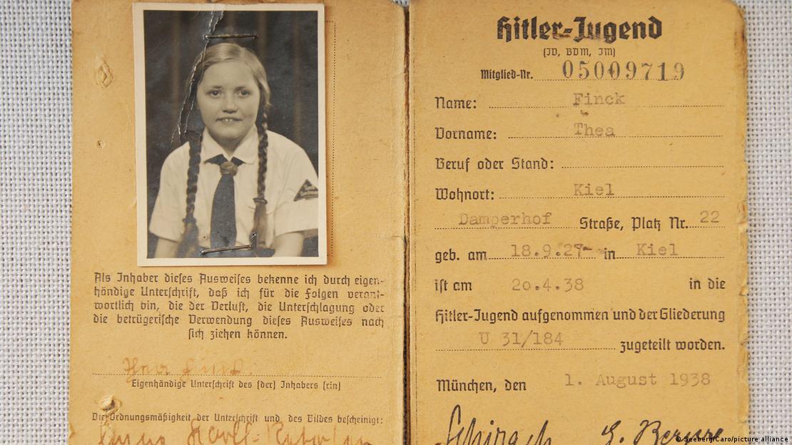 Fotoğrafta Hitler Gençliği'ne ait bir kimlik kartı görülüyor.