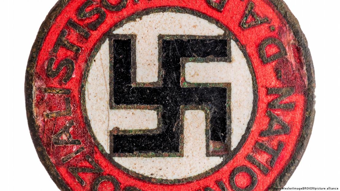 Nasyonal Sosyalist Alman İşçi Partisi'ne ait emaye kaplı plaket.