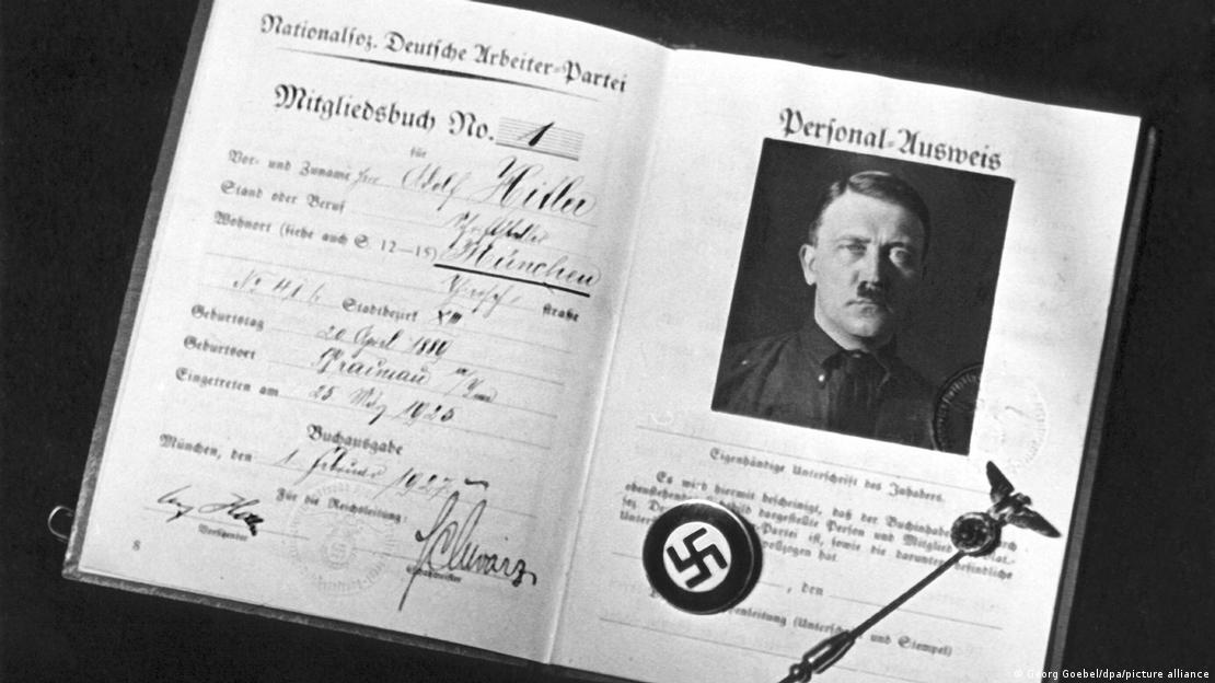 Adolf Hitler'e ait NSDAP üyelik defteri ve kişisel kimlik belgesi. Fotoğrafta, Nasyonal Sosyalist Alman İşçi Partisi'ne ait 1 numaralı üyelik kaydının bulunduğu defter ile Hitler'in fotoğraflı kimlik belgesinden bir sayfa görülüyor.