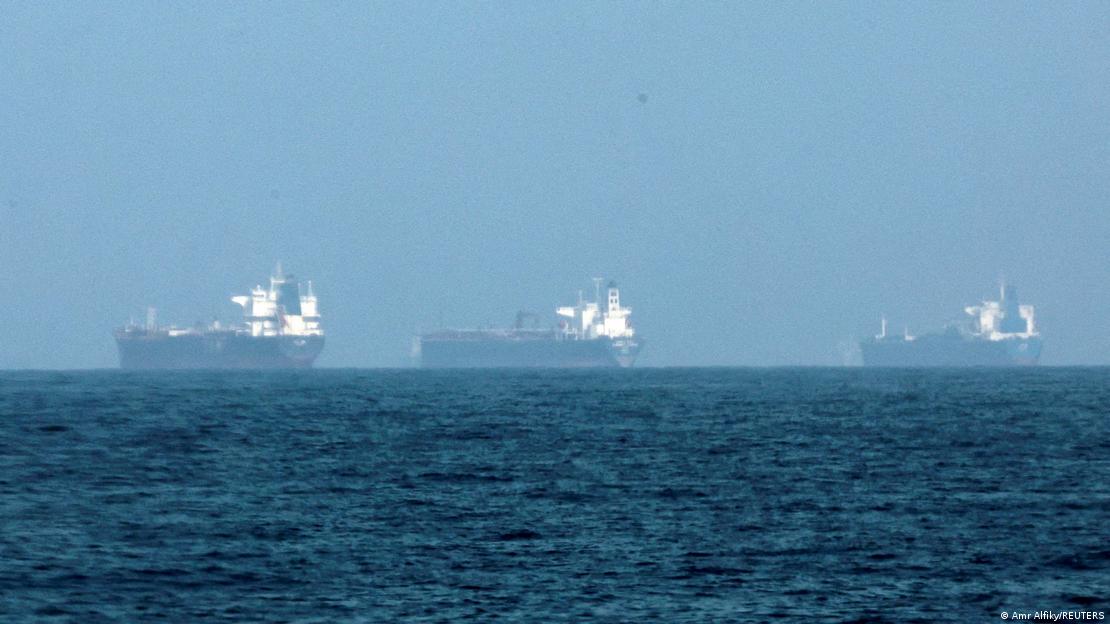 Hürmüz Boğazı yakınlarında bekleyen petrol tankerleri.