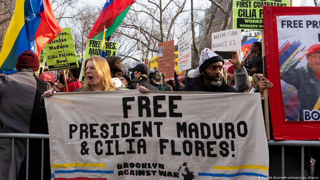 Un cartel en que se lee "¡liberad al presidente Maduro y a Cilia Flores!" sostenido por dos manifestantes frente a la Corte Federal de Manhattan.